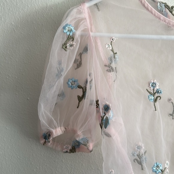Forever 21 sheer floral cropped shirt size small - Picture 3 of 3